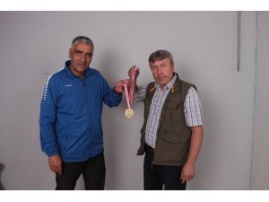 Aldığı madalyayı İHA muhabirine hediye etti