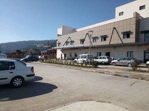 Serinlemek için girdiği gölette bataklığa saplandı
