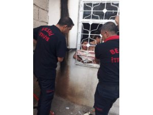 Kolunu demir korkuluklara sıkıştıran çocuk kurtarıldı