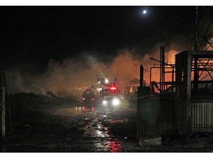 Konya'da mobilya dekorasyon fabrikasında yangın