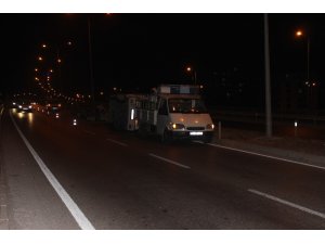 Arı kovanı yüklü kamyonet devrildi arılar etrafa saçıldı