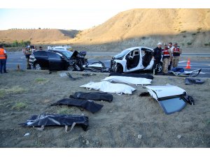 GÜNCELLEME 2 - Erzincan'da iki otomobil çarpıştı: 7 ölü, 3 yaralı