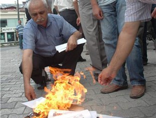 Eğitim-Sen üyeleri bordrolarını yaktı