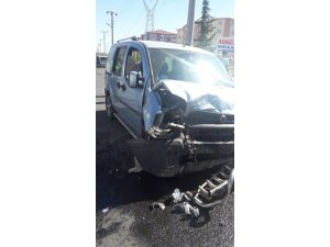 Hafif ticari araçla otomobil çarpıştı: 9 yaralı