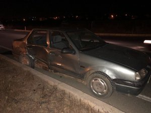 İki otomobil kavşakta çarpıştı: 3 yaralı