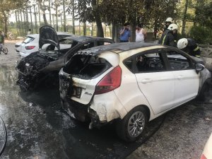 Park halindeki 2 otomobil alev alev yandı