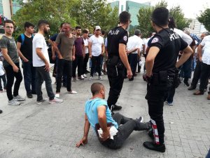 Genç kızı tacizden korumak isterken vatandaşlar tarafından darp edildi