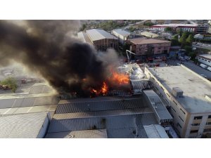 Arnavutköy’de alev alev yanan fabrika havadan görüntülendi