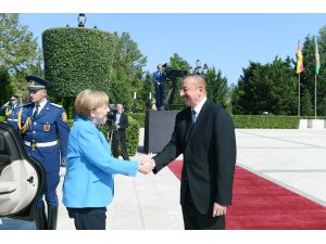 Almanya Başbakanı Merkel Azerbaycan'da