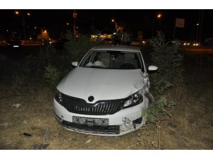 Kaza sonrası tarlaya uçan otomobilde 1’i ağır 4 kişi yaralandı