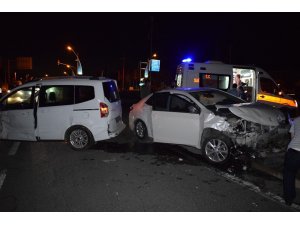 İki otomobil çarpıştı: 4 yaralı