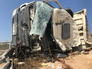 Bursa’da kamyon çelik bariyerlere çarptı: 1 ölü