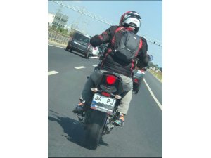 Plakasını gizleyen motosikletli, trafikte terör estirdi