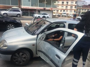 Direksiyon hakimiyetini kaybederek direğe çarpan şoför araçta sıkıştı