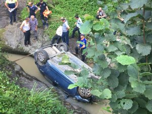 Rize'de otomobilin dereye yuvarlanması