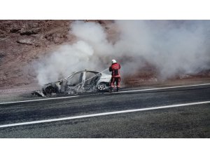 Seyir halindeki araç yanarak küle döndü