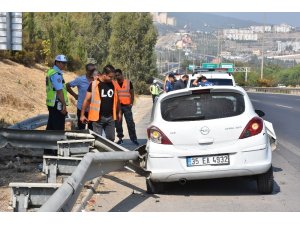 Bariyerlere çarpan araçta 2 kişi yaralandı