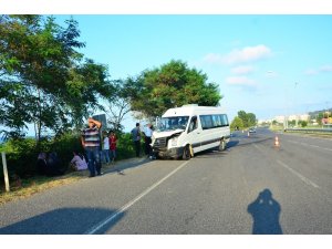Kapalı kasa kamyonetle minibüs çarpıştı: 11 yaralı