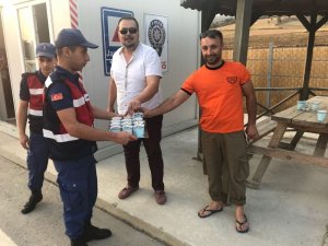 Jandarma ekiplerinin ikramlarıyla yorgunluk attılar
