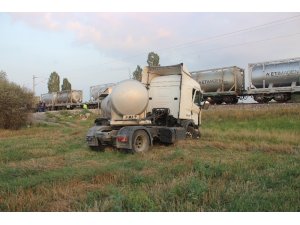 Yük treniyle tanker çarpıştı: 1 yaralı
