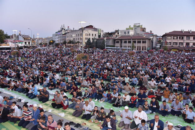 Binlerce Çocuk Sabah Namazında Mevlana Meydanı’nı Doldurdu