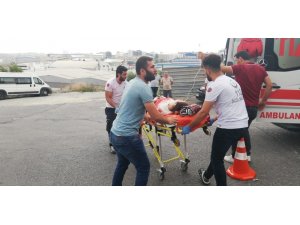 Esenyurt’ta sokak ortasında 2 kadın silahlı saldırıya uğradı. Ağır yaralanan kadınlar hastaneye kaldırıldı. Polis zanlının yakalanması için çalışma başlattı.
