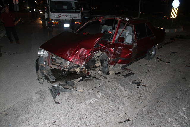 Konya'da otomobil hafif ticari araçla çarpıştı: 8 yaralı