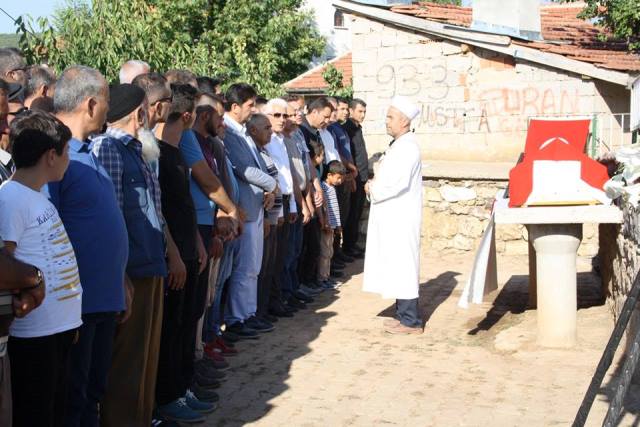 Kalp krizi sonucu ölen polis memuru toprağa verildi