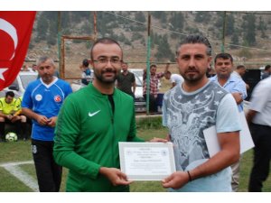 4 futbolcu Kızıldağ’ın fahri hemşerisi oldu
