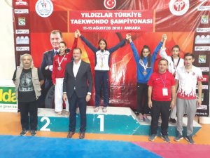 Aslı Topal 2 bin 600 sporcunun katıldığı şampiyonada üçüncü oldu