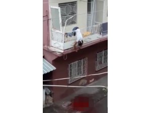 Eşini ve kendini vurduktan sonra balkon korkuluğunda asılı kaldı