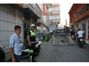 Park yasağına uymayan motosikletler ceza yazılıyor