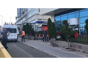Polis memuru silahını temizlerken yanlışlıkla kendini vurdu