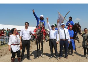 Frig Vadileri Rahvan At Yarışlarında kıyasına mücadele