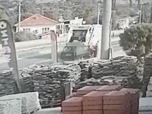 İki temizlik işçisinin ağır yaralandığı korkunç kaza kameralarda