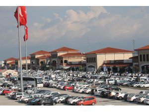 TEM’in üzerinde bulunan AVM’ye bayram tatilinde 800 bin kişi geldi