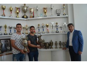 Denizlispor’un, içine çiçek dikilen kupaları geri getirildi