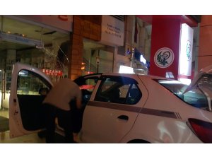 Aracın çarptığı taksi eczaneye girdi