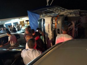 Arabalı vapurdaki kamyon araçların üzerine devrildi