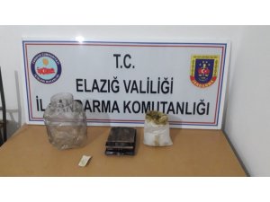 Elazığ’da 2 şüpheli toz esrarla yakalandı