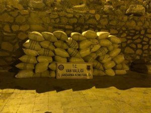 Van’da bin 710 kilo kaçak çay ele geçirildi