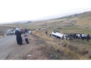 Ağrı’da kaçak göçmenleri taşıyan minibüs şarampole devrildi: 21 yaralı