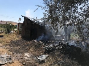 Temizlik yaparken evini yaktı