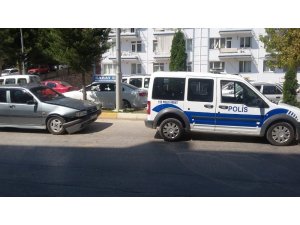 Kırmızı ışıkta geçen sürücüye işlem yapmak isteyen polis kaza yaptı