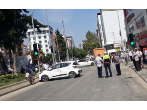 Kamyon ile otomobil çarpıştı
