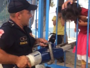 Kafası demir parmaklıklara sıkışan minik kızı itfaiye kurtardı