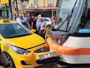 Tramvay ile taksi çarpıştı; 1 yaralı