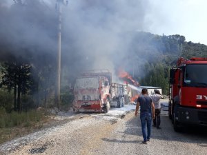Köşk’te saman yüklü iki kamyon kül oldu