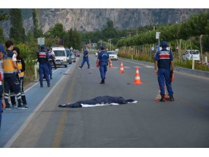 Otomobilin çarptığı elektrikli bisiklet sürücüsü öldü