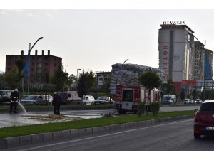 Sigara izmariti saman balyalarını tutuşturdu